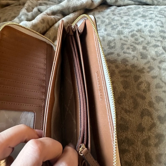 This is a Michael Kors wallet. Used once, practically brand new condition - Picture 2 of 8